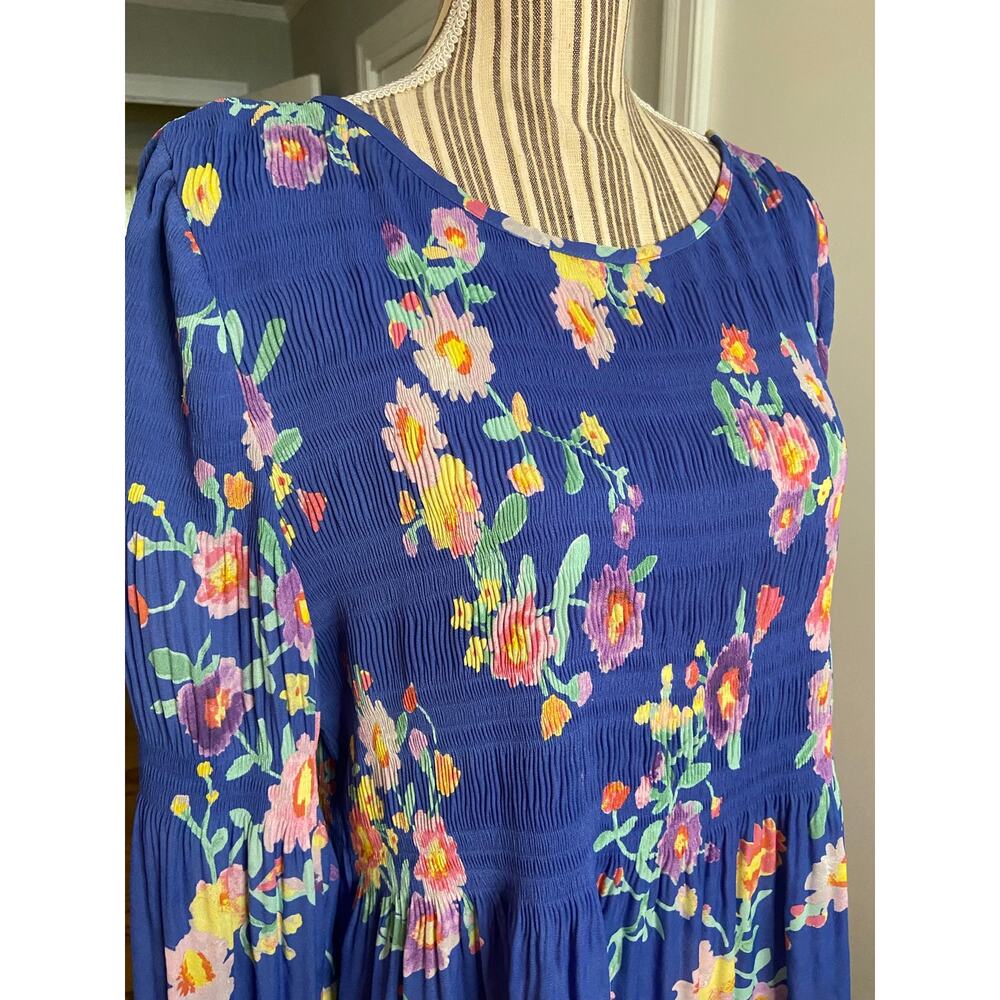 Spense periwinkle floral print plisse’ blouse w/ round neck & bracelet sleeves - Picture 2 of 10
